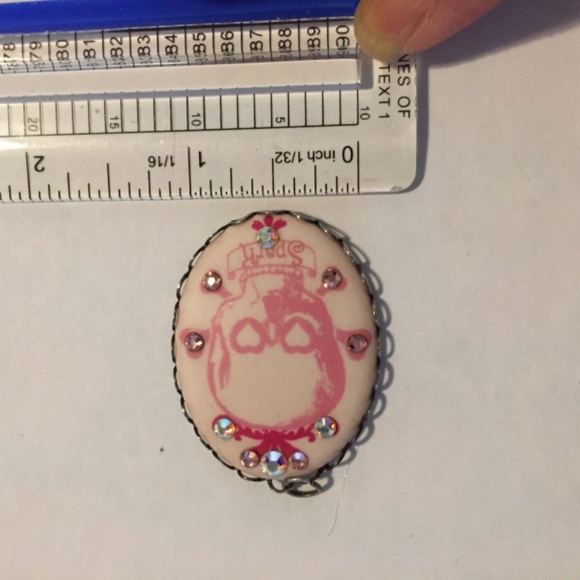 Spark design pink skull pendant - Picture 6 of 6
